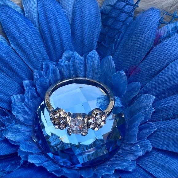 18K Silver plated CZ cluster sides fashion ring - Picture 4 of 9